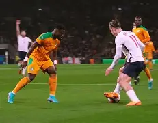 关于足球场上的激烈较量，哪支球队能取得胜利？的信息