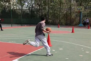 包含篮球技巧传授班开课，学员积极参与的词条