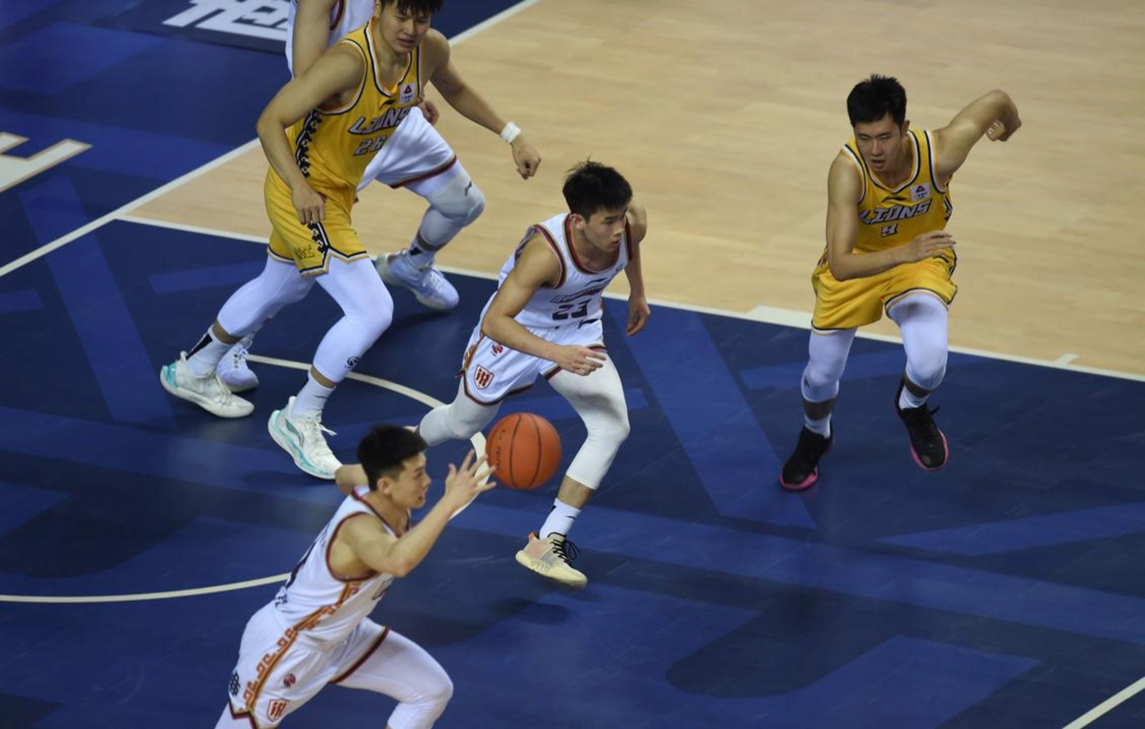 激烈的赛场上甲乙两队正在争夺冠亚军修改病句
